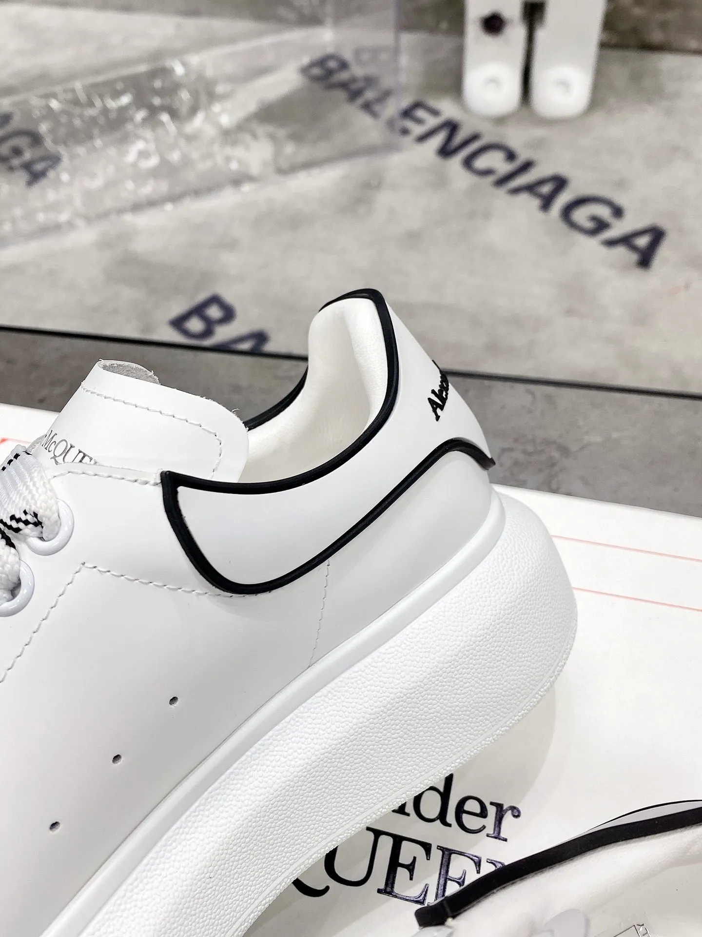 👟👟Ex-factory price 480. This year's latest original version of McQueen's development of the top version will definitely bring you the market's most cost-effective ALEXANDER MCQUEEN classic work of white shoes. If you are not confident in the quality of such a classic and world-destroying model, there is really no need to put it on the table🔙.  Purchased original version from HK counter, various demolitions.  All kinds of touch 💥 welcome 👟👟 ex-factory price K,.  (Anyone who has the original version at the stall is welcome🆚) The thick sole perfectly heightens and elongates the visual effect. The most perfect proportion of the shoe body is this last shape. The logo font on the rear tail is printed in small fonts. The foot logo is made of genuine leather with air-pressed colorless process. In terms of color, we will always update it with the counter. 🔘Upper: Genuine customized silk cowhide 🔘Inner: original water-dyed sheep leather 🔘Sole: Exclusive molding T👟👟Ex-factory price U➕👟👟Ex-factory price U vacuum 🔘Tail: Thermal transfer printing technology 🔘Size women's model: 34-41 men's model: 38-46